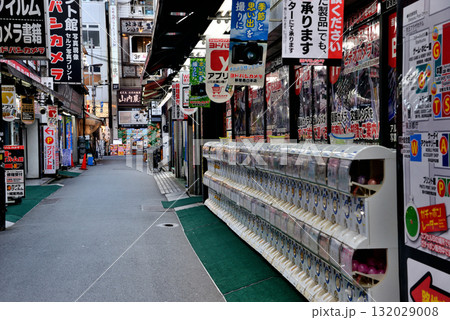 ガシャポンが並ぶ新宿西口カメラ屋の店頭 132029008