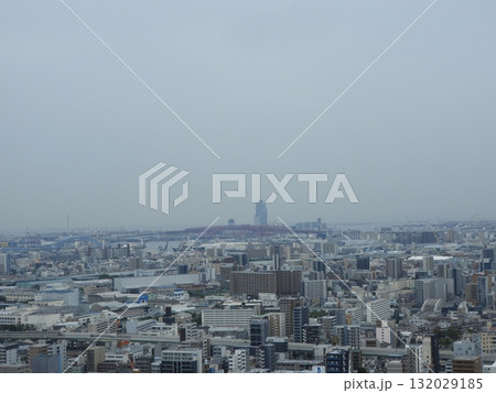 大阪湾と港大橋を望む大阪市街の俯瞰風景 132029185