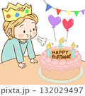 誕生日ケーキのろうそくを吹き消そうとする子供 132029497