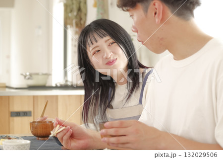 幸せそうに食事をする若いカップル 132029506