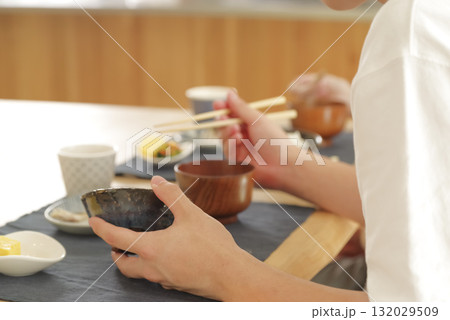 食事をする若いカップル(顔なし) 食事をする若いカップル(顔なし) 132029509