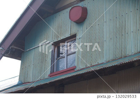 トタンの壁と窓 132029533