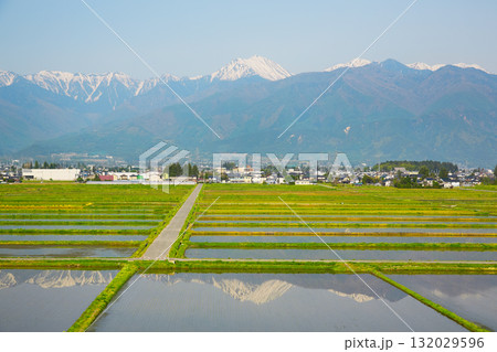 安曇野　北アルプス　田園風景 132029596