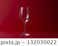 赤背景上のワイングラス 132030022