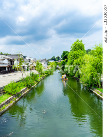 歴史が息づく風情豊かな倉敷美観地区　倉敷川沿いの街並み 132030057