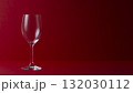 赤背景上のワイングラス。 132030112