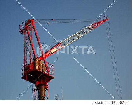 青空に伸びるクレーン (タワークレーン) 青空に伸びるクレーン (タワークレーン) 132030293