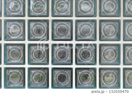 ガラスブロックの丸パターンの背景素材 132030470
