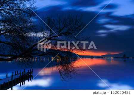 諏訪湖の朝【日の出】 132030482