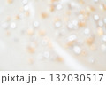 白とゴールドのキラキラしたぼかし背景 132030517