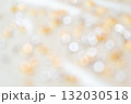白とゴールドのキラキラしたぼかし背景 132030518