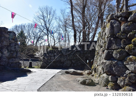 長野県　小諸城址懐古園の二の門跡と散策路 132030618