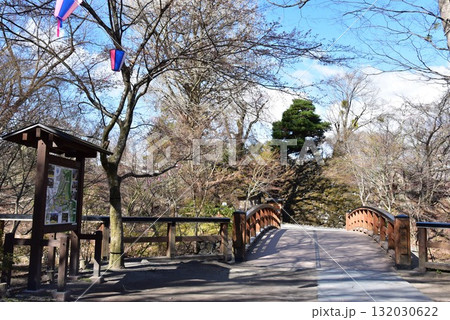 長野県 小諸城址懐古園の黒門橋と観光案内板 長野県 小諸城址懐古園の黒門橋と観光案内板 132030622