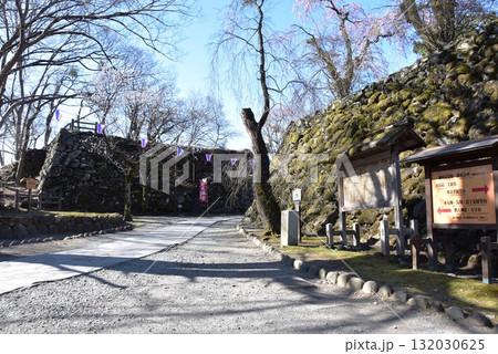 長野県 小諸城址懐古園の散策路とお駕籠台跡と観光案内板 長野県 小諸城址懐古園の散策路とお駕籠台跡と観光案内板 132030625