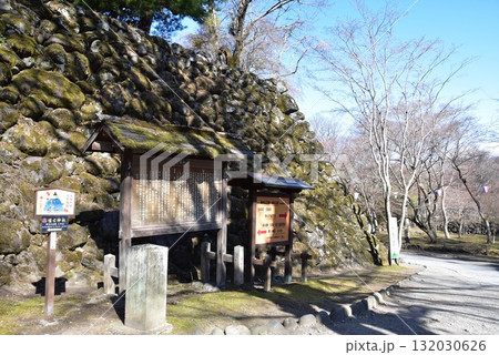長野県 小諸城址懐古園の石垣と散策路と観光案内板 長野県 小諸城址懐古園の石垣と散策路と観光案内板 132030626