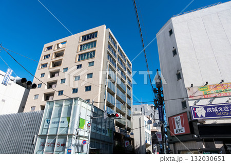 成城学園前駅 駅前の風景 冬晴れの青空 東京都世田谷区 成城学園前駅 駅前の風景 冬晴れの青空 東京都世田谷区 132030651