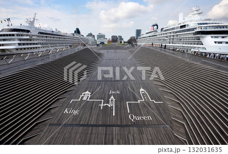 横浜大桟橋に寄港した二隻の豪華客船 132031635