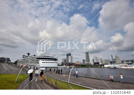 横浜大桟橋に寄港する豪華客船 132031640