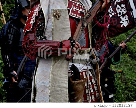 火縄銃を持つ武将 132032157