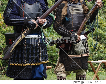 火縄銃を持つ武将 132032159