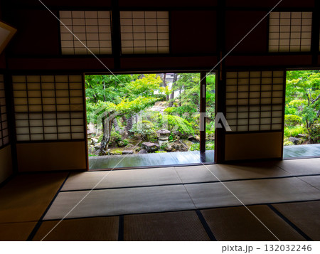 歴史が息づく風情豊かな倉敷美観地区の街並み　敬倹堂から眺める美しい庭園 132032246