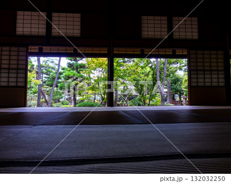 歴史が息づく風情豊かな倉敷美観地区の街並み 敬倹堂から眺める美しい庭園 歴史が息づく風情豊かな倉敷美観地区の街並み 敬倹堂から眺める美しい庭園 132032250