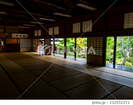 歴史が息づく風情豊かな倉敷美観地区の街並み　敬倹堂から眺める美しい庭園 132032251