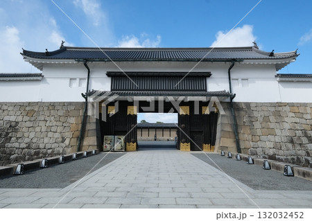 京都二条城の東大手門 京都二条城の東大手門 132032452