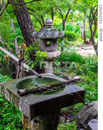 歴史が息づく風情豊かな倉敷美観地区の街並み　新渓園の美しい日本庭園 132032921