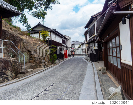 歴史が息づく風情豊かな倉敷美観地区の街並み 132033044