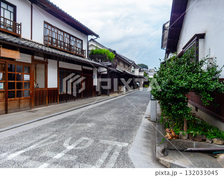 歴史が息づく風情豊かな倉敷美観地区の街並み 132033045