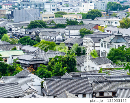 歴史が息づく風情豊かな倉敷美観地区の街並み 丘の上から望む倉敷の瓦屋根 歴史が息づく風情豊かな倉敷美観地区の街並み 丘の上から望む倉敷の瓦屋根 132033155