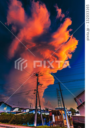 夕暮れに燃える入道雲 132033165