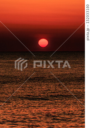 静寂の海と燃える夕空 132033180
