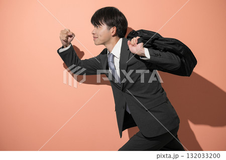 通勤カバンを持つ走るポーズのスタートのような20代の新卒や就活、リクルートのイメージ上半身横顔 通勤カバンを持つ走るポーズのスタートのような20代の新卒や就活、リクルートのイメージ上半身横顔 132033200