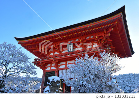 清水寺の雪景色 132033213