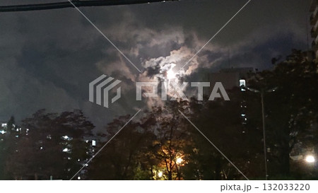 神秘的な夜空 雲間から覗く満月が輝く 綺麗 月光 神秘的な夜空 雲間から覗く満月が輝く 綺麗 月光 132033220