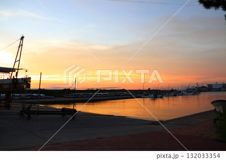 夕日の漁港 132033354