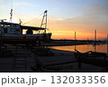 漁船の先端からの夕陽が沈む眺め 132033356