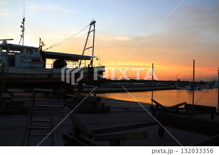 漁船の先端からの夕陽が沈む眺め 132033356