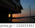 漁船の先端からの夕陽が沈む眺め 132033362