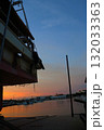 漁船の先端からの夕陽が沈む眺め 132033363