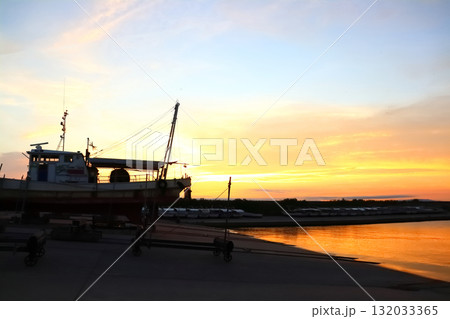 夕日の漁港 132033365