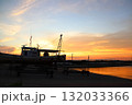 夕日の漁港 132033366
