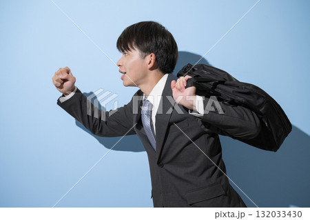 走るポーズのスタートのような新卒や就活、リクルートのイメージ上半身横顔 走るポーズのスタートのような新卒や就活、リクルートのイメージ上半身横顔 132033430