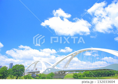 愛知県豊田市、矢作川に架かる豊田大橋の風景 愛知県豊田市、矢作川に架かる豊田大橋の風景 132033604