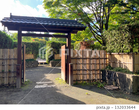 百合が原公園・日本庭園 門 札幌市北区 新緑 百合が原公園・日本庭園 門 札幌市北区 新緑 132033644