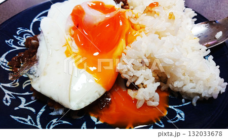 美味しいカレーライス 目玉焼きトッピングを崩して食べる 美味しいカレーライス 目玉焼きトッピングを崩して食べる 132033678
