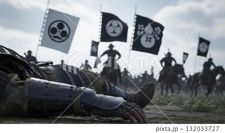 負傷して地面に倒れた武士の視点。 手元には血と泥にまみれた自分の手、倒れた仲間の姿が部分的に映る 132033727