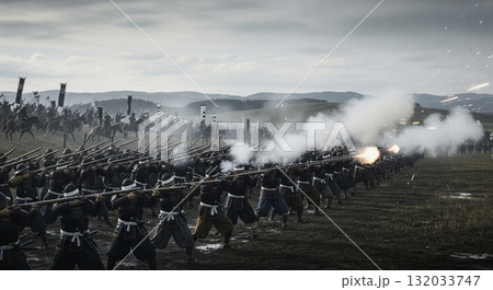 歴史上の合戦。鉄砲隊が整然と並び火縄銃を構える。 132033747